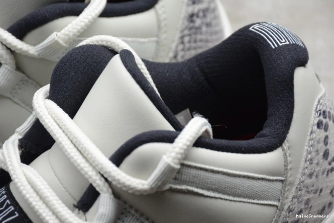 MaikeSneakers Light Jordan Snake Bone Air CD6846-002 SE Low 11 0731